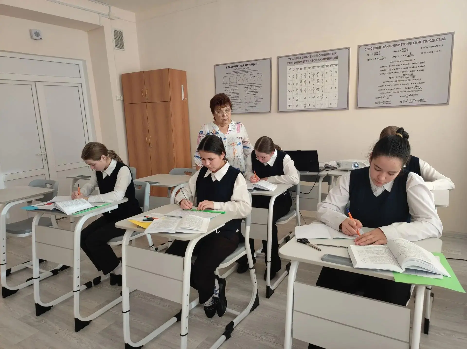 Урок геометрии в 8 классе.                                                             ...
