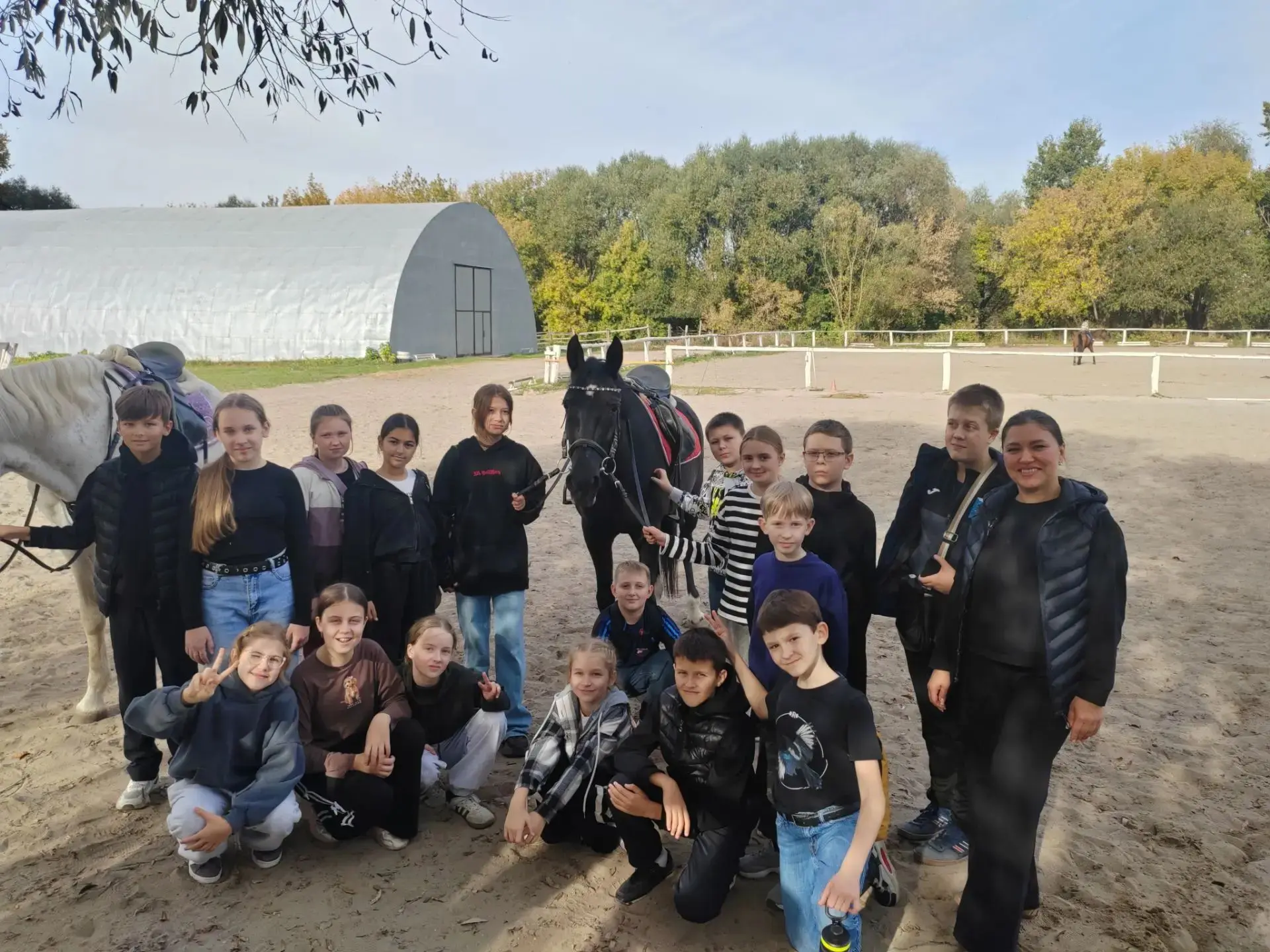 🐎 Верхом к новым впечатлениям: как 5 «Б» побывал в конно-спортивной школе!