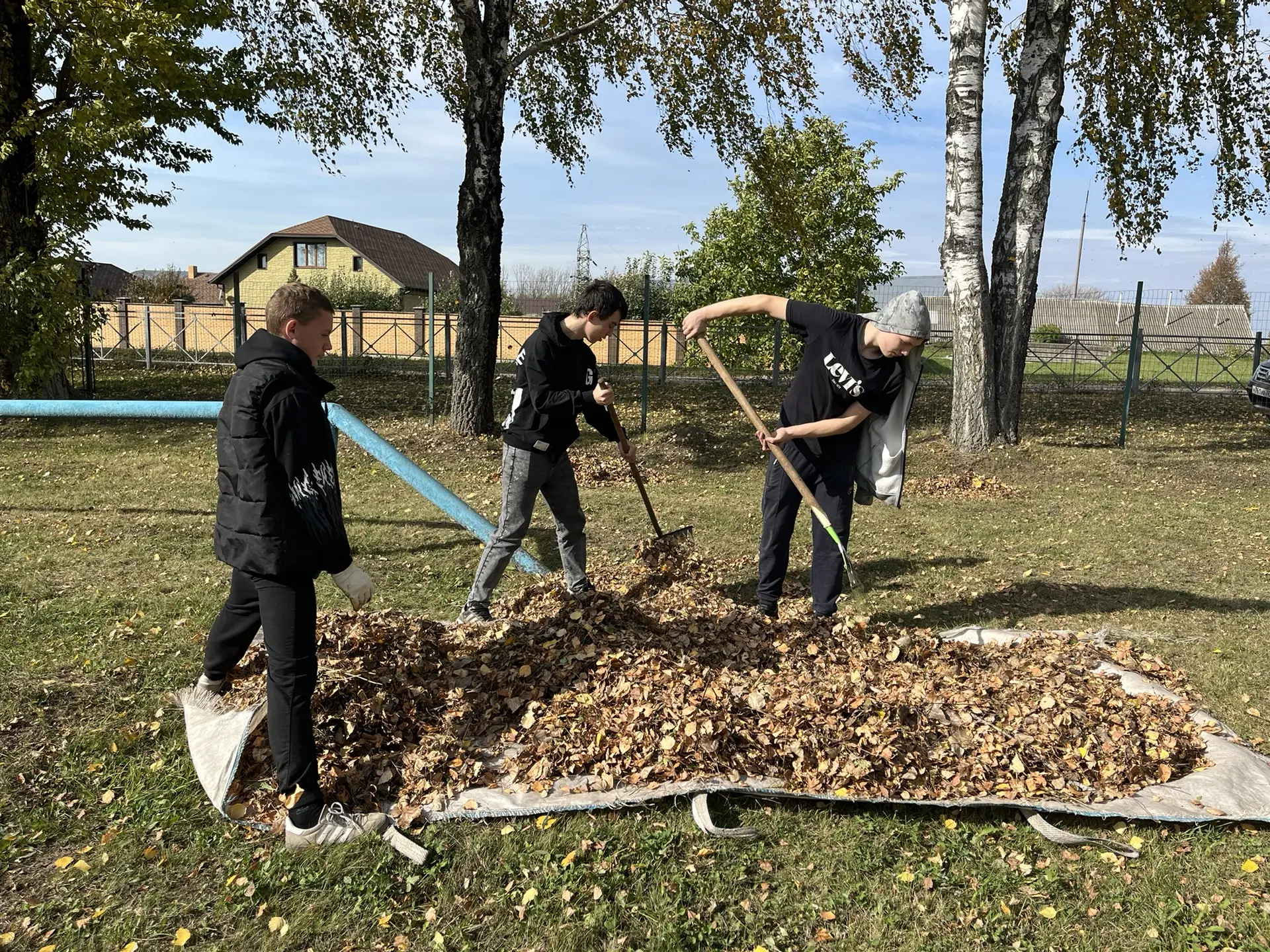Субботник в школе: «Вместе делаем мир чище и красивее» 🍀