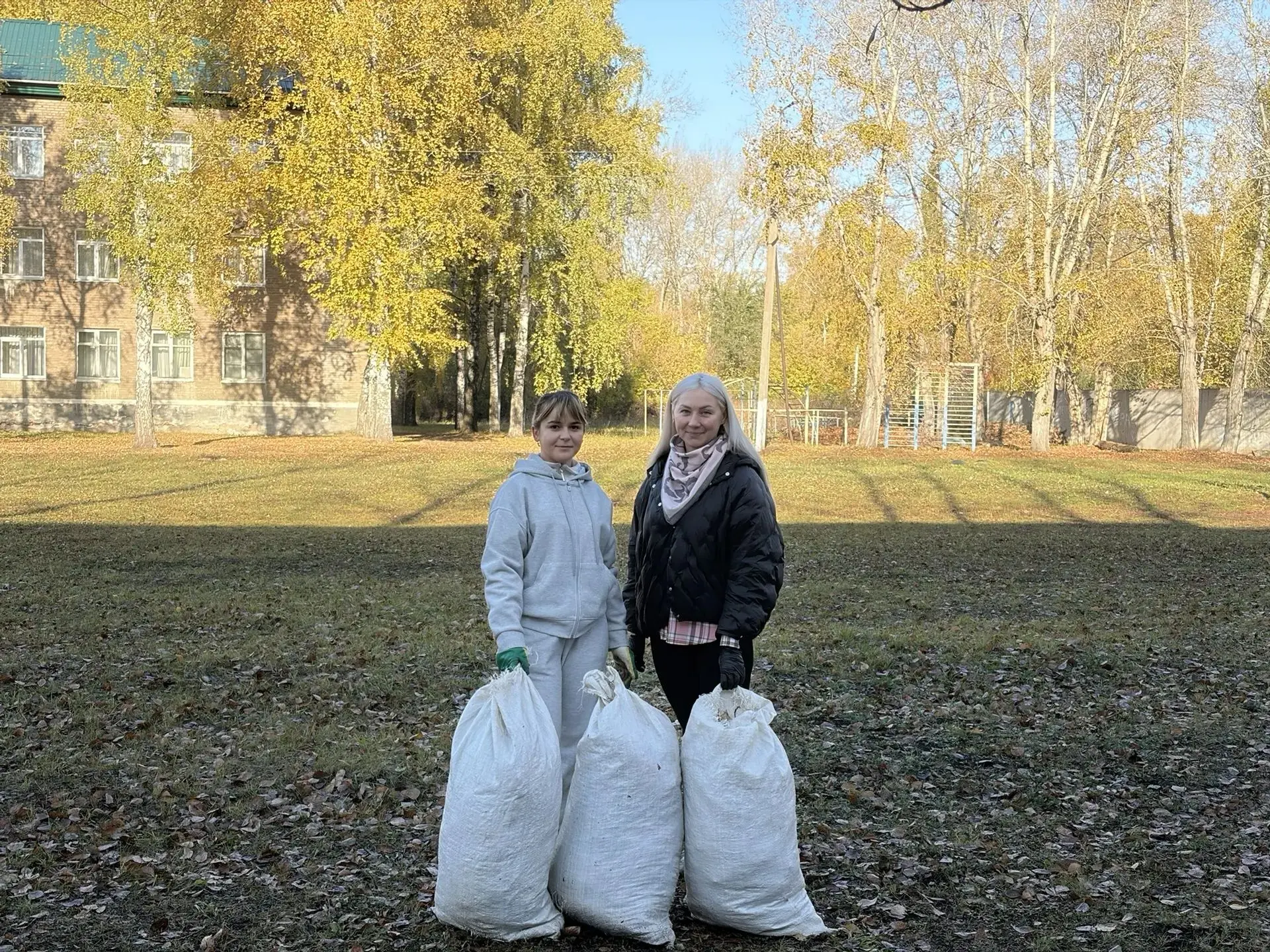 🌿 Городской субботник: наша школа — в деле!