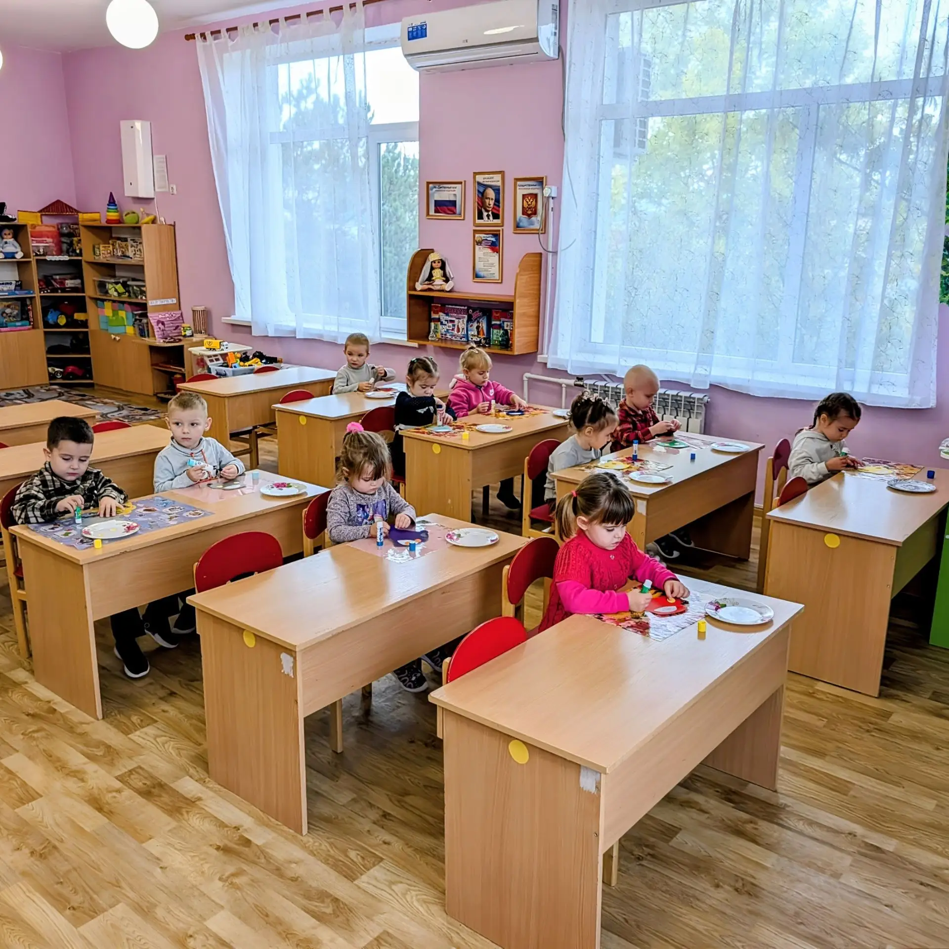 Лимара Диляверовна и Оксана Александровна помогают ребятам клеить яркие машинки!