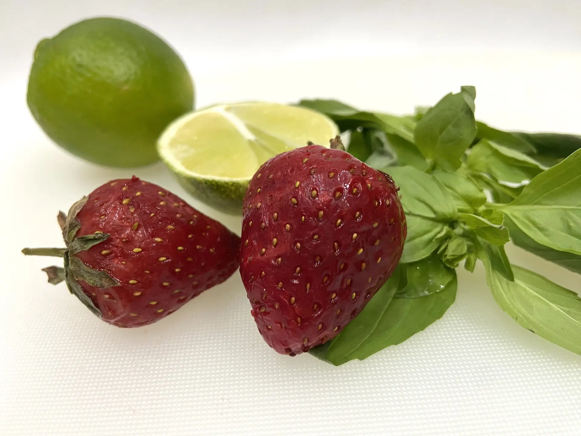 Сегодня готовлю новую вкусовую историю — лайм, клубника и базилик 🍓🍋🌿