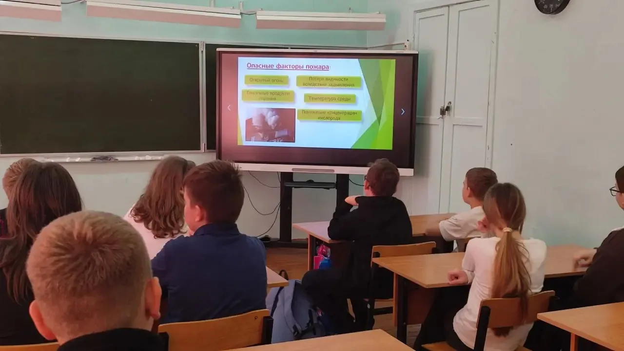 В 6 классе прошёл классный час на тему пожарной безопасности.Ребята разобрали основные ...