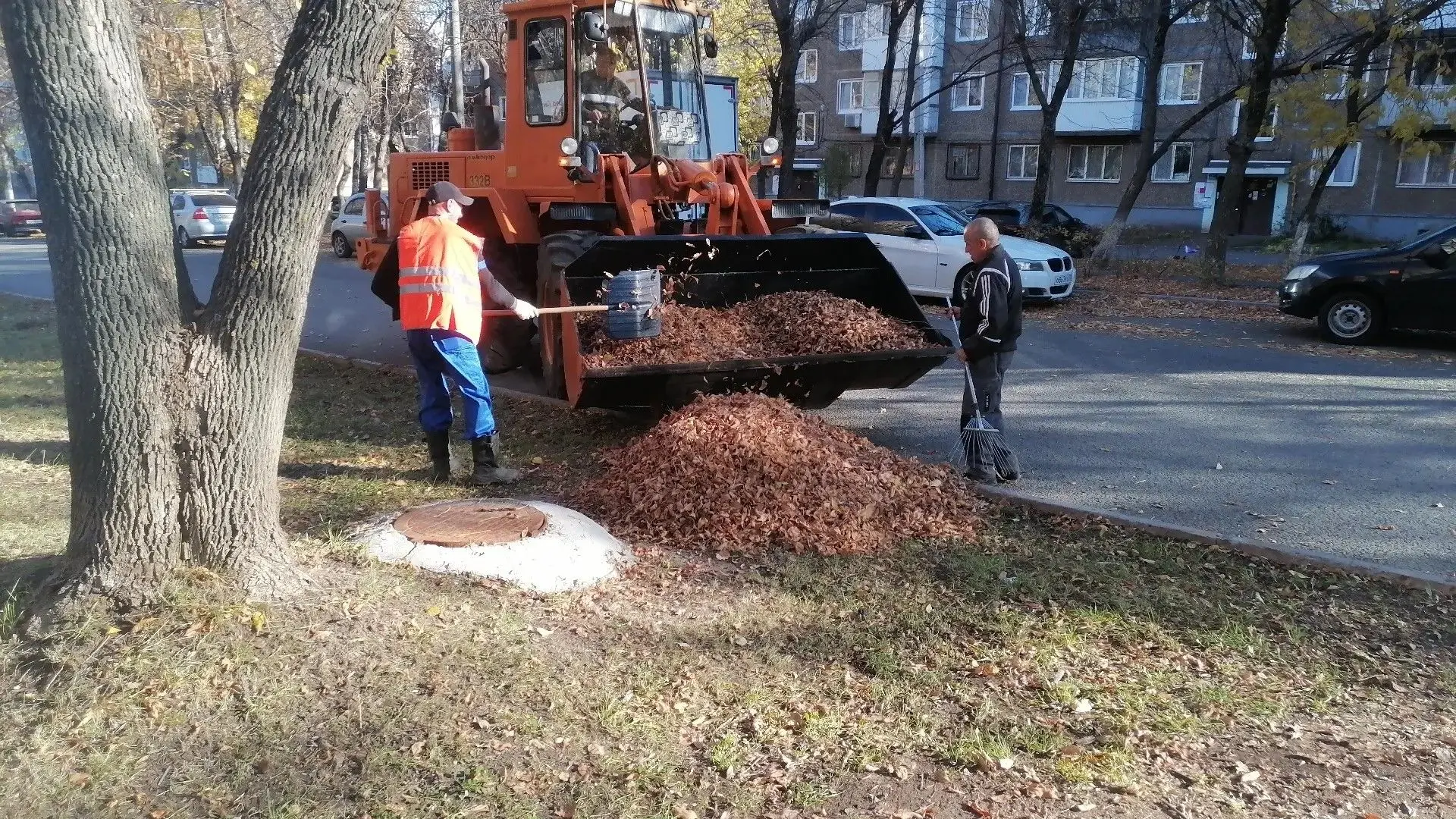 В Калининском районе продолжается осеннее благоустройство.
