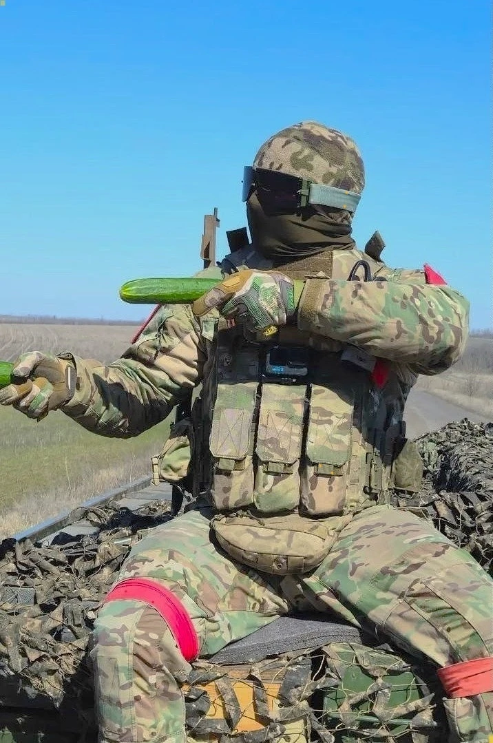Когда боекомплект закончился, а позицию надо удержать 🥒 Засолим, не сомневайтесь 😎