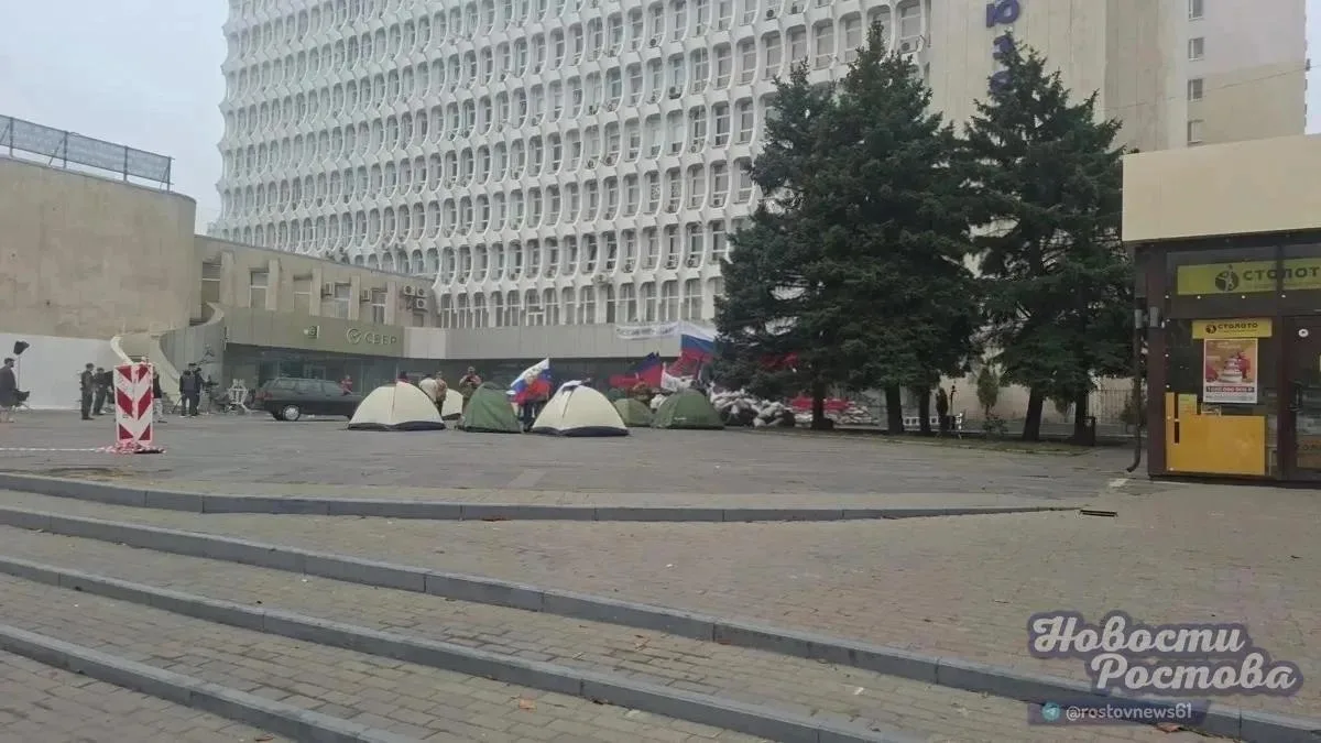 Лагерь, палатки и флаги: в центре Ростова заметили съемочную площадку