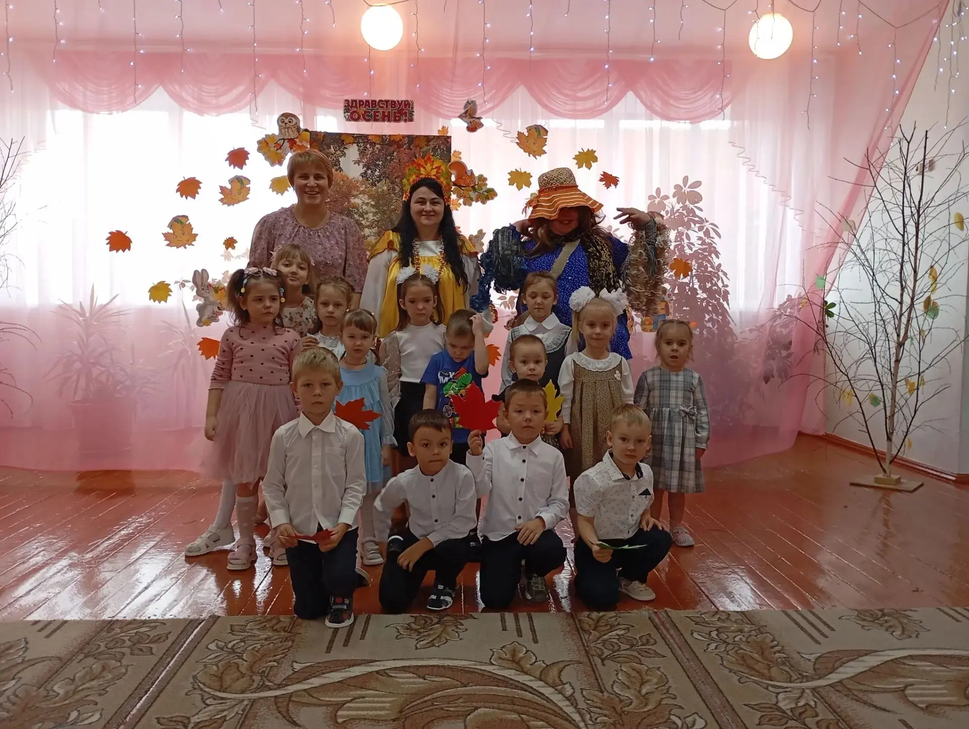 Сегодня в разновозрастной группе "Звёздочки" прошёл праздник "золотая осень". 🍁🍁🍁Цел...