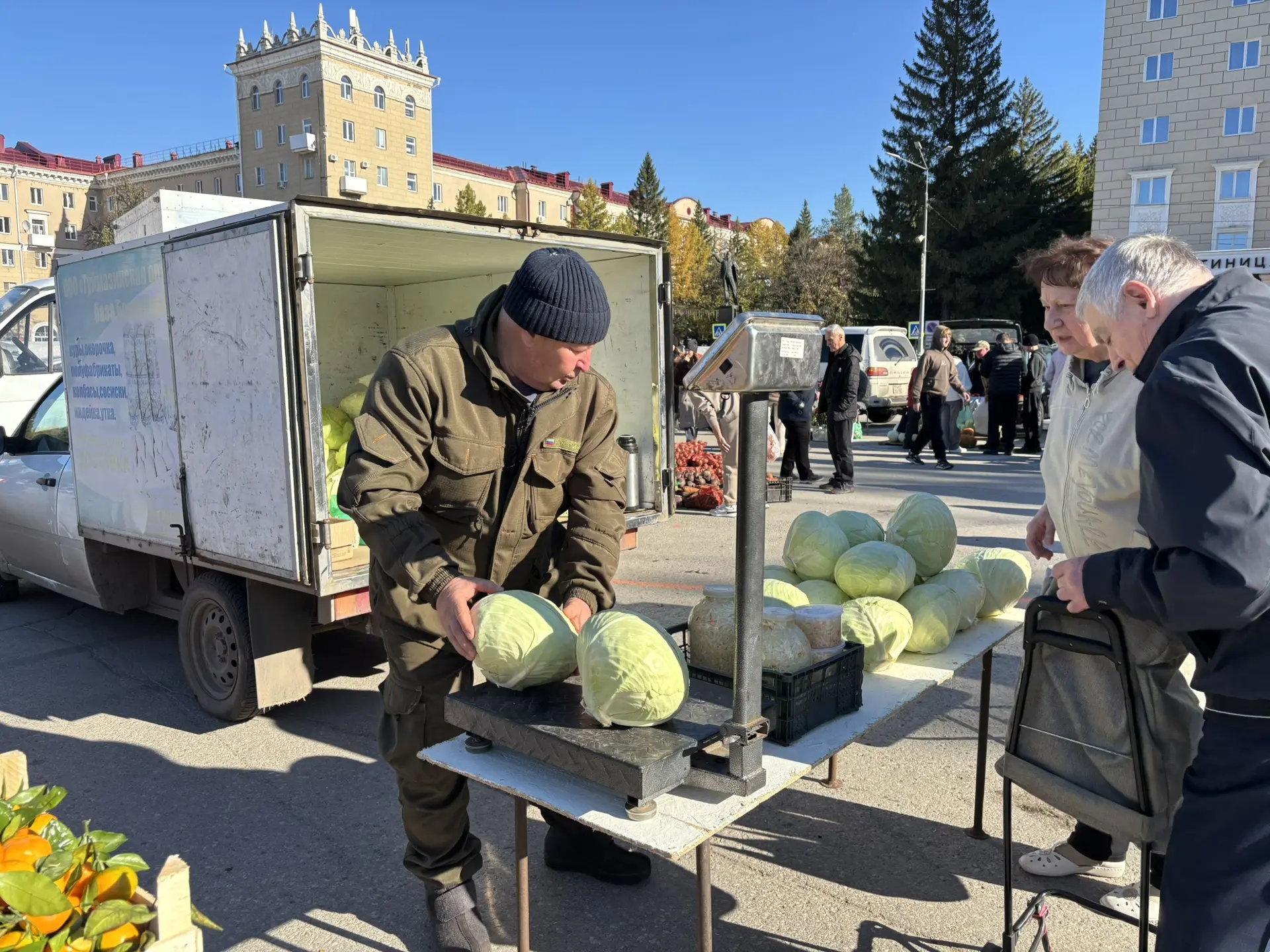 🥕На центральной площади Октябрьского в самом разгаре праздничная ярмарка.