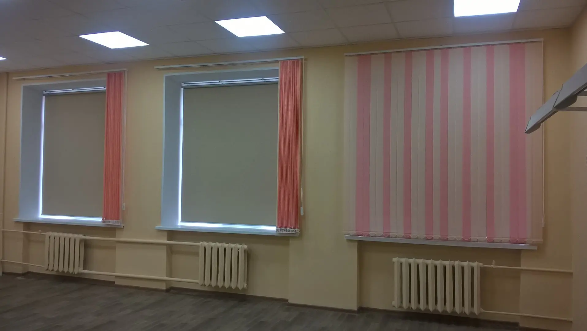 🎥 Вертикальные жалюзи в помещениях с проектором: на что обратить внимание?