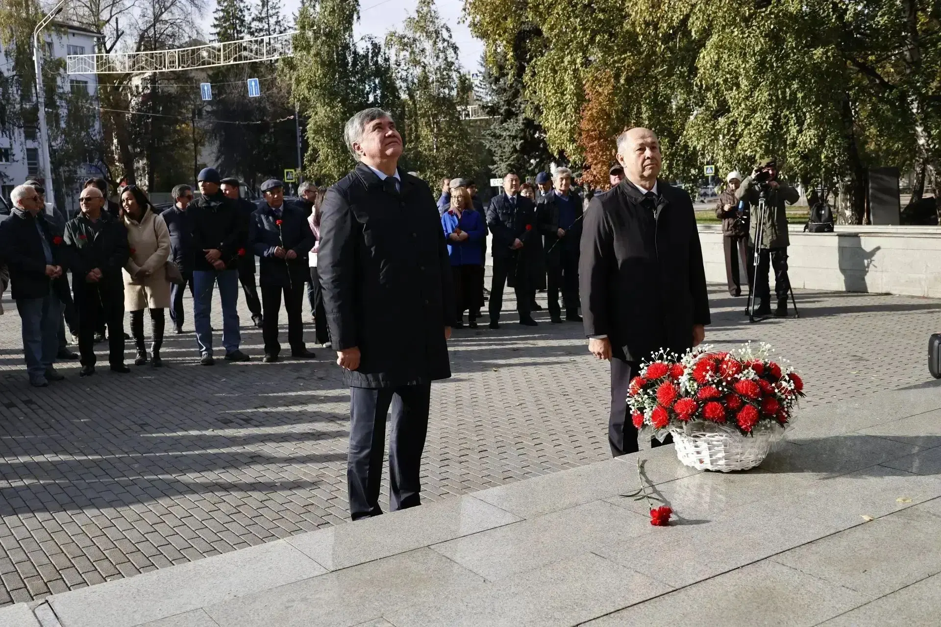В Уфе почтили память Шагита Худайбердина: журналисты возложили цветы к его памятнику в ...
