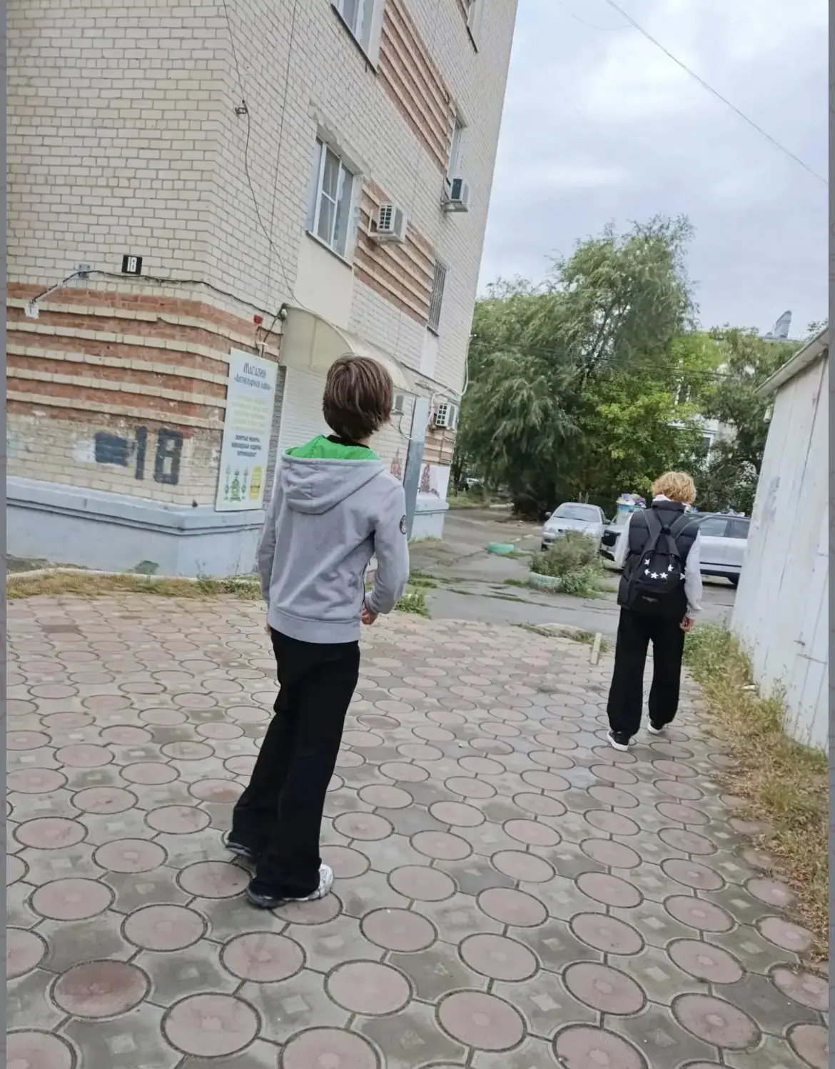 Страна должна знать своих героев. Правда герои сбежали, а я не успела догнать. Трое эти...