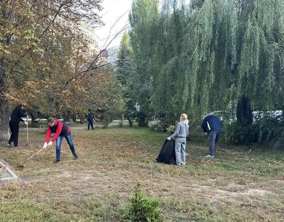 🍂Сотрудники МКУ «Озеленение» присоединились к общегородскому субботнику .