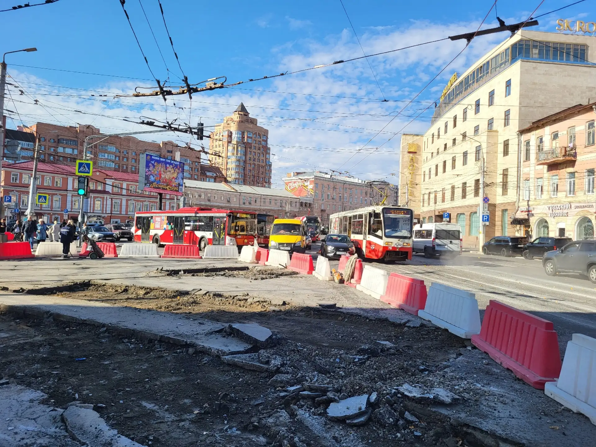 ⚡️ В центре Тулы из-за ДТП с легковушкой и трамваем встало движение​