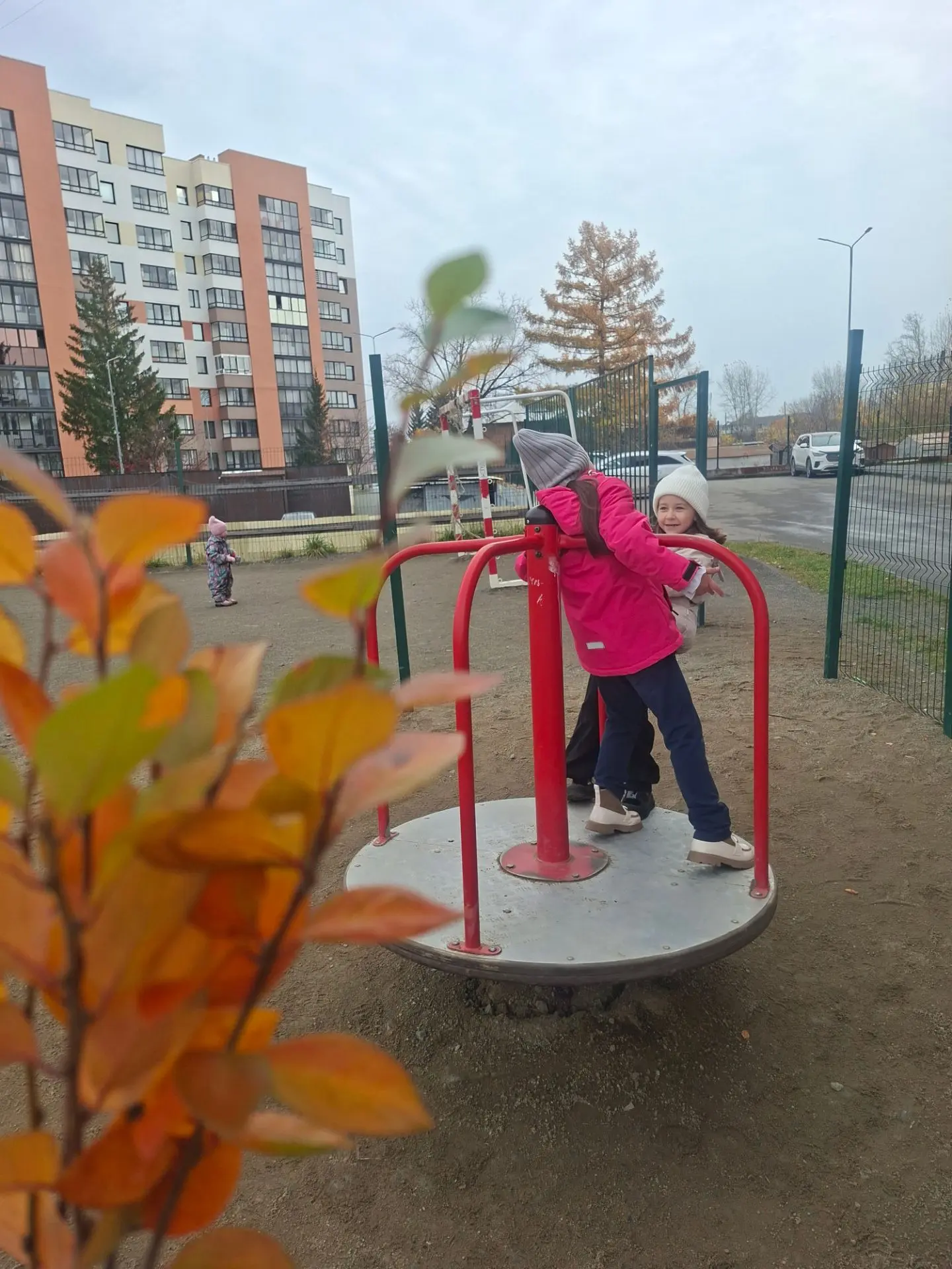 Зашли после школы на детскую площадку 🐦‍⬛🍂