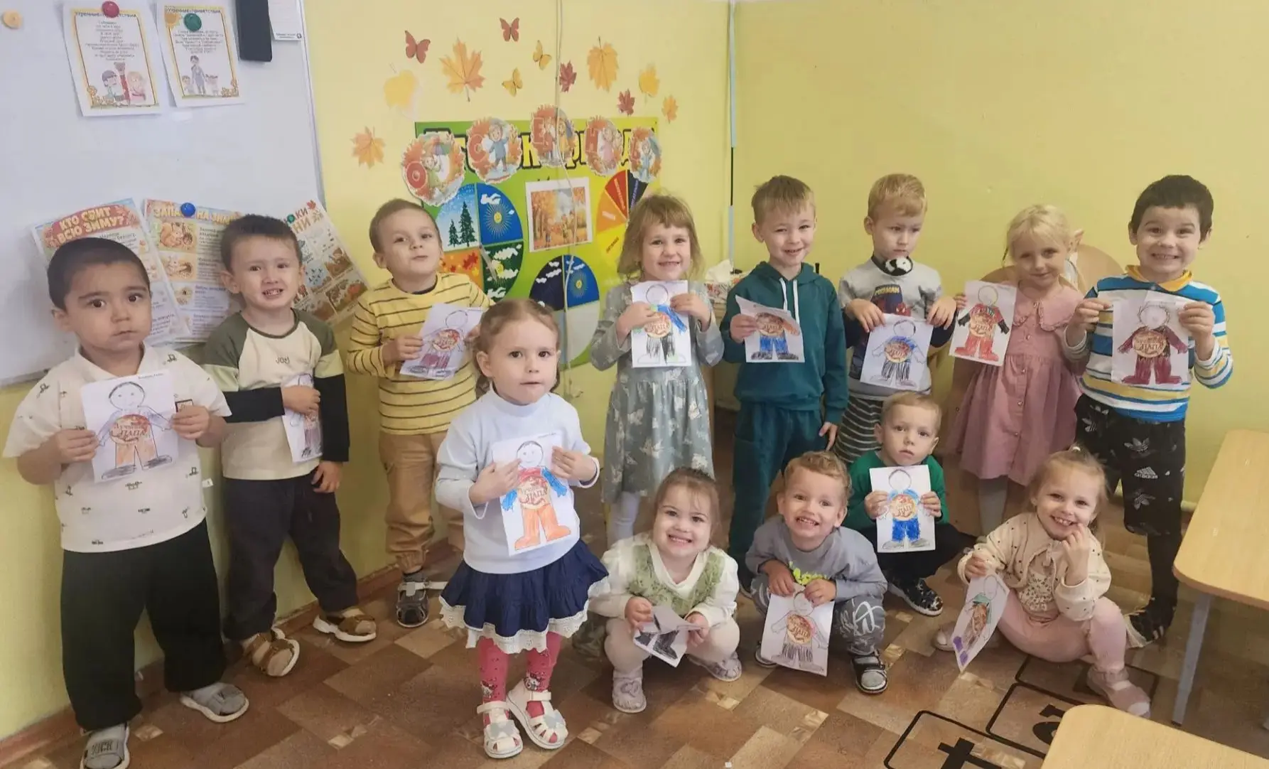 В преддверии праздника ребята средней группы сделали подарок для пап своими руками. Осо...