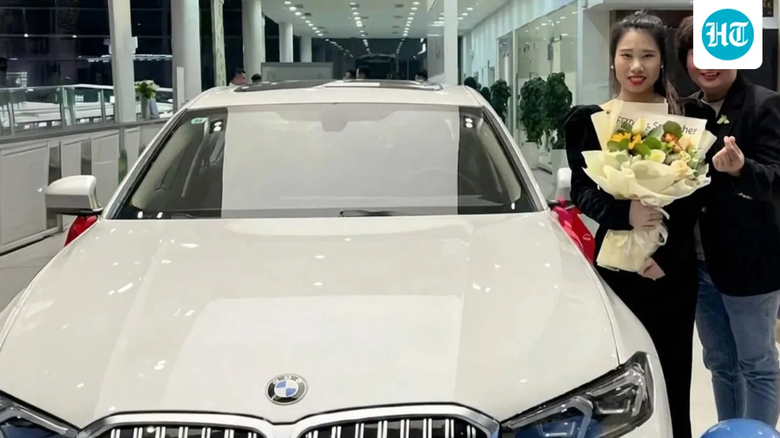 🇨🇳 ДВЕ СОТРУДНИЦЫ ПРИЕХАЛИ НА РАБОТУ НА СКУТЕРАХ И УЕХАЛИ НА BMW
