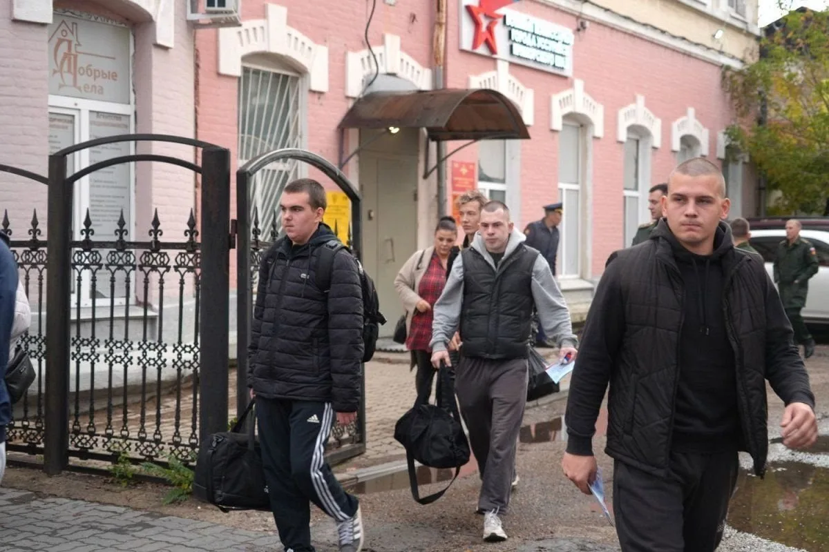 🪖В Уссурийске торжественно проводили в армию первых призывников осенней кампании