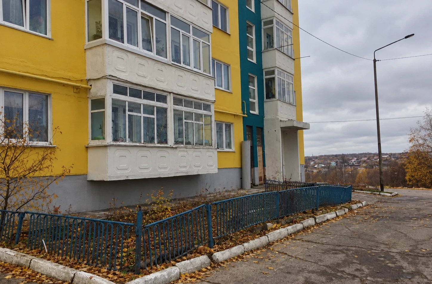 «Дышим этим с 2024 года»: жительница Охи пожаловалась на сильный запах канализации в до...