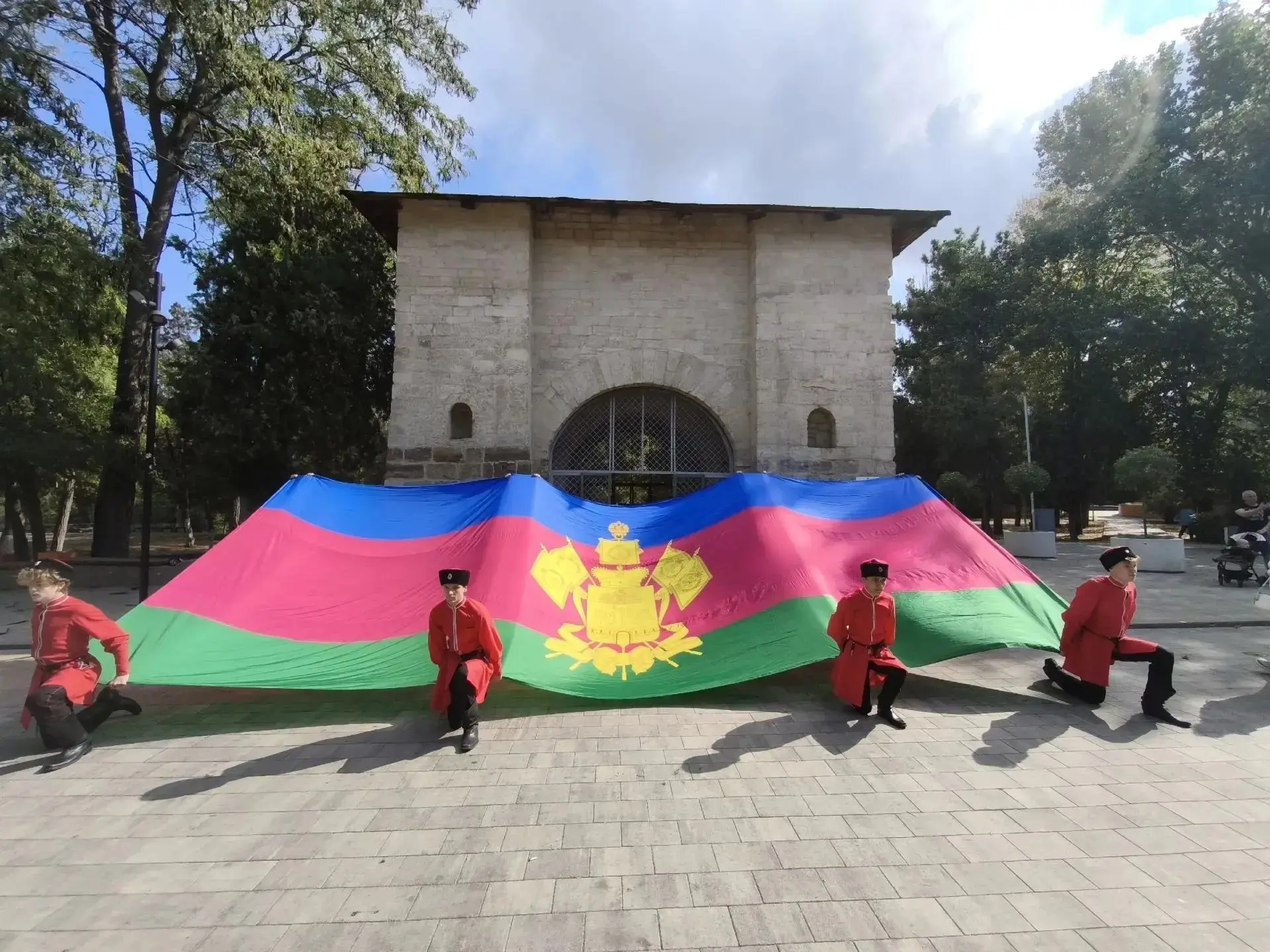 У Русских ворот сегодня развернули флаг Краснодарского края. Акцию приурочили ко Дню ра...