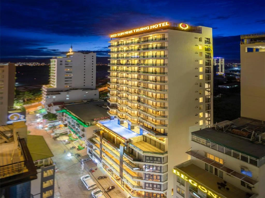 Отель RED SUN NHA TRANG 4* ждёт вас в центре Нячанга, всего в 200 метрах от песчаного п...