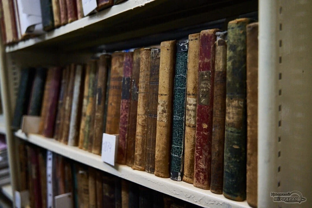 📚 В Зональной научной библиотеке УрФУ извлекли из фондов редкие книги XVII–XVIII веков.