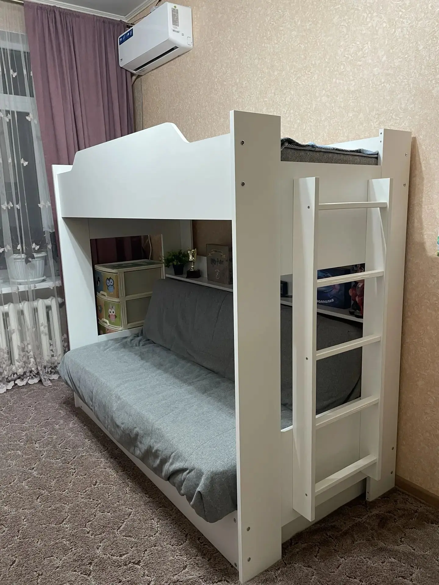 Продаю двухъярусную кровать,  на втором этаже вообще не спали! Матрас новый! Внизу дива...