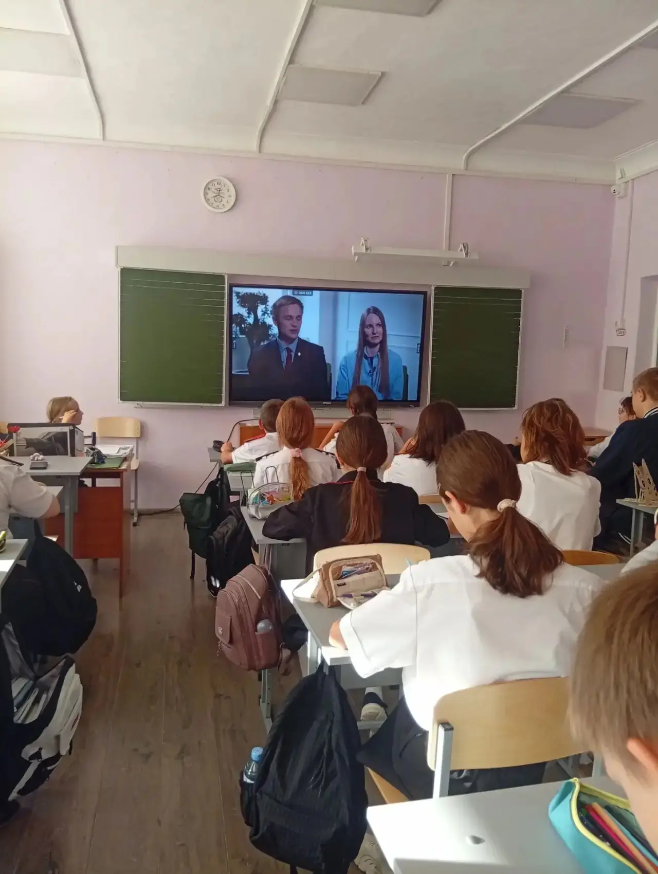 Как обычно понедельник в МАОУ СОШ №17 начинается с Разговоров о Важном.