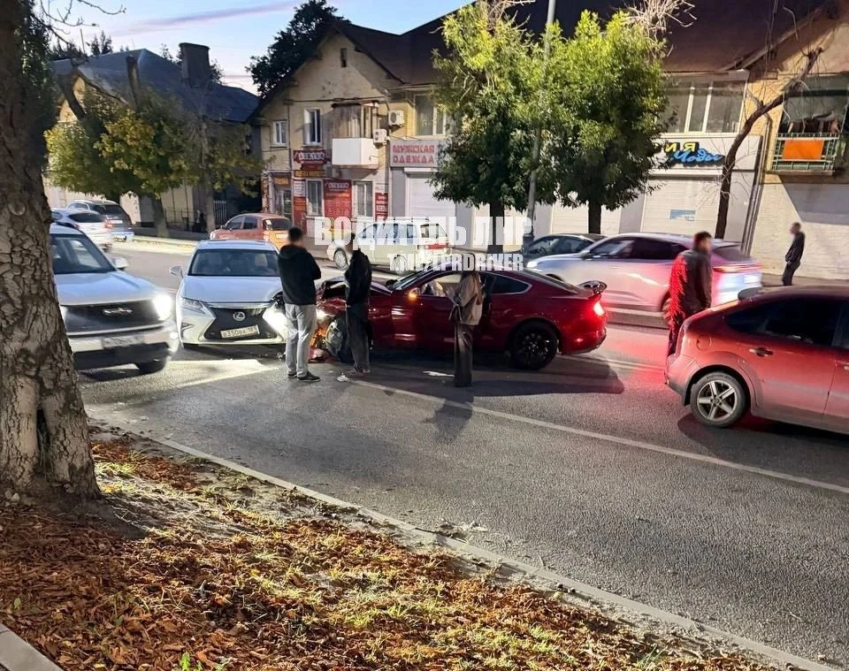 🚨Четыре машины столкнулись на Городке в Луганске.