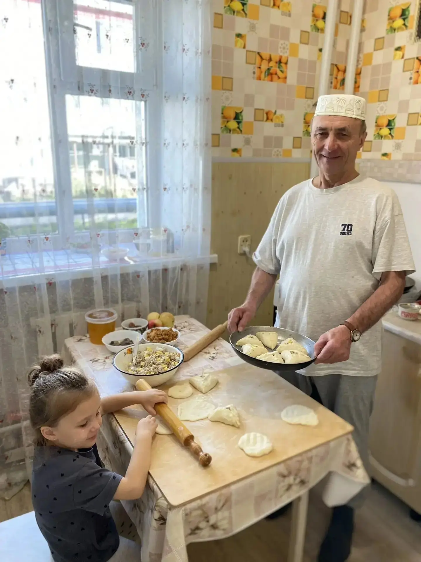 🚦В рамках акции «Вкусно с папой» воспитанница средней группы Лия вместе с папой и деду...