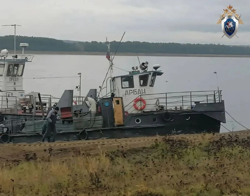 На севере Красноярского края из притопленного судна вытекло топливо