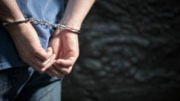 В Ростове сотрудники полиции задержали мужчину за порчу уличных баннеров с портретами у...