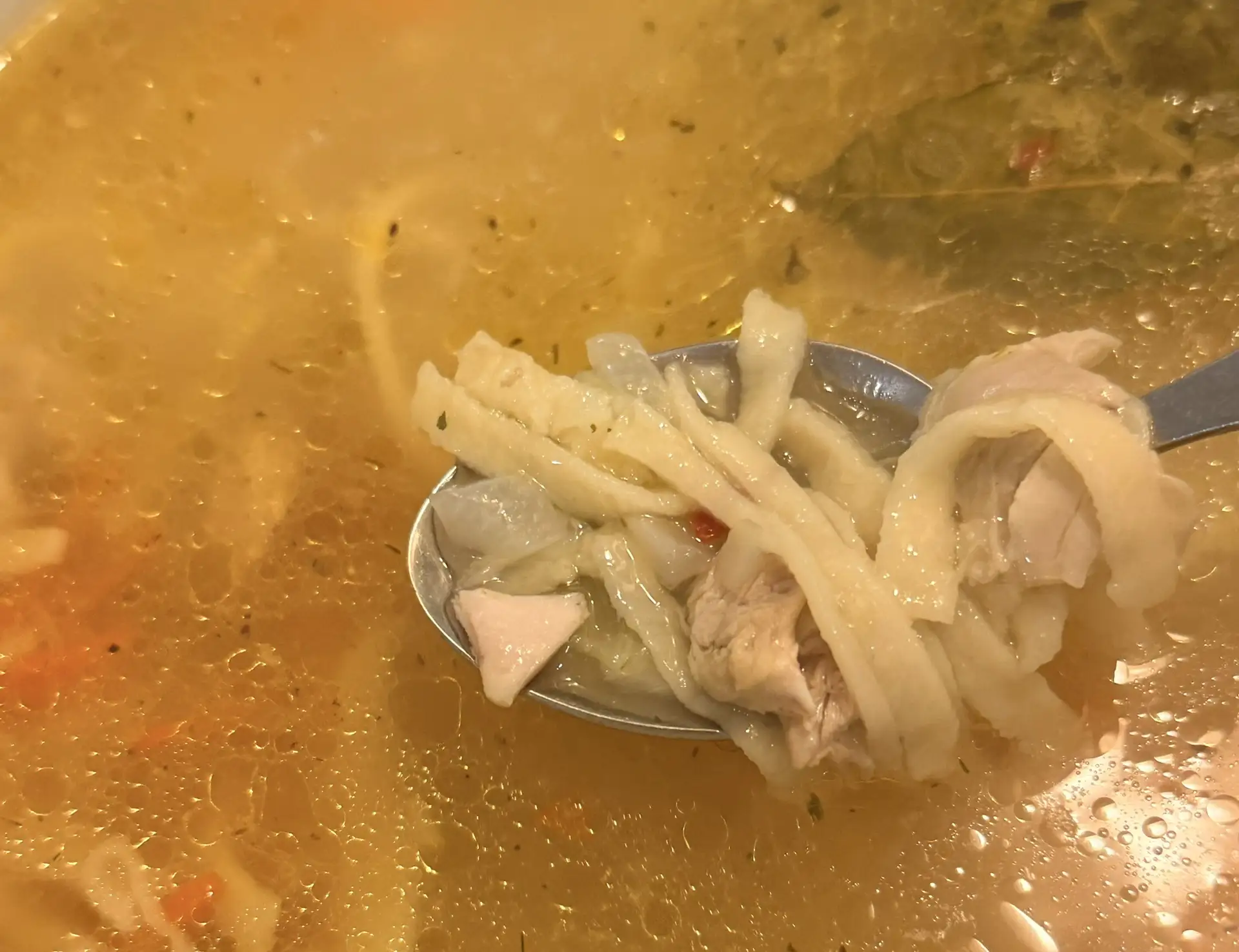 Обожаю куриную лапшу ❤️ с детства. Бабушка лепила её сама, теперь готовлю по её рецепту...