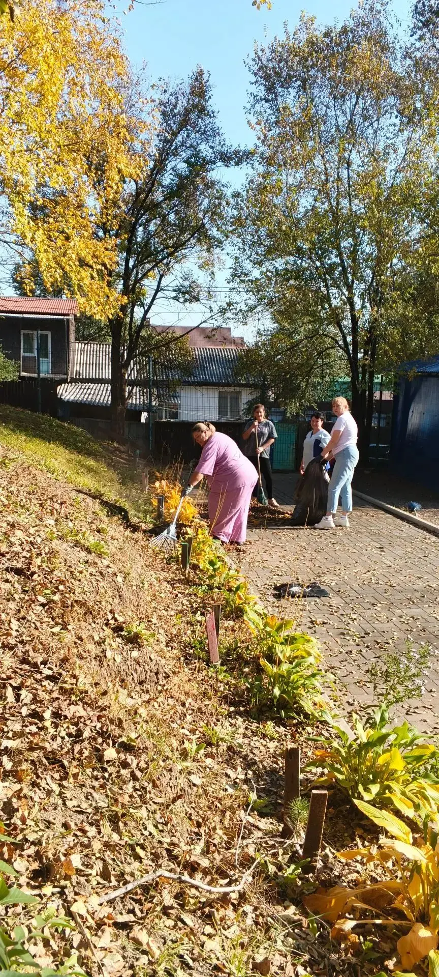 🍂 Наш детский сад преобразился — мы провели субботник! 🎉