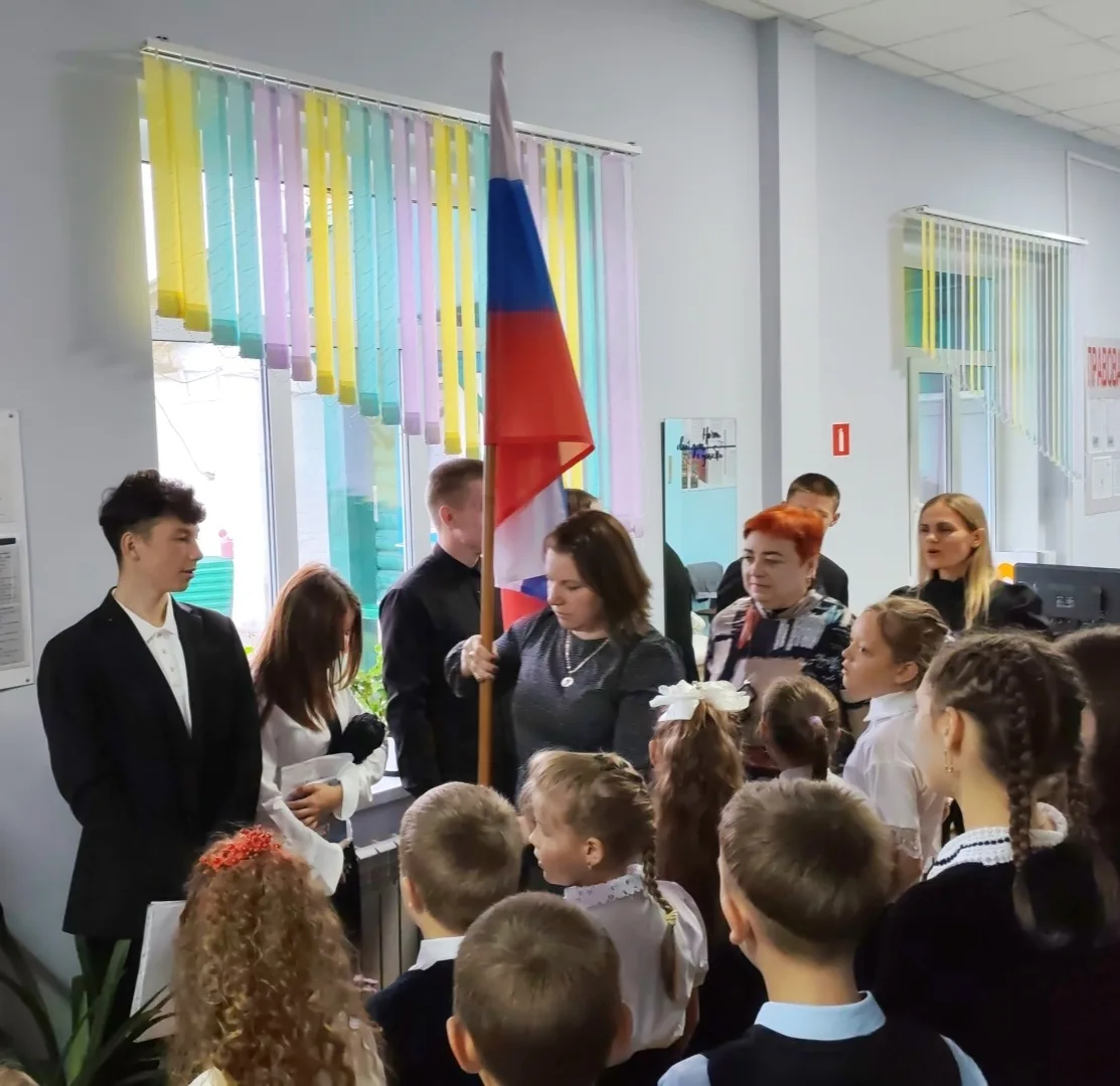 Сегодня в нашей школе был не обычный понедельник, а праздничный🍁 👩‍🏫