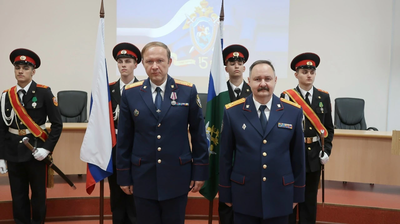 Представитель центрального аппарата Следственного комитета Российской Федерации вручил ...