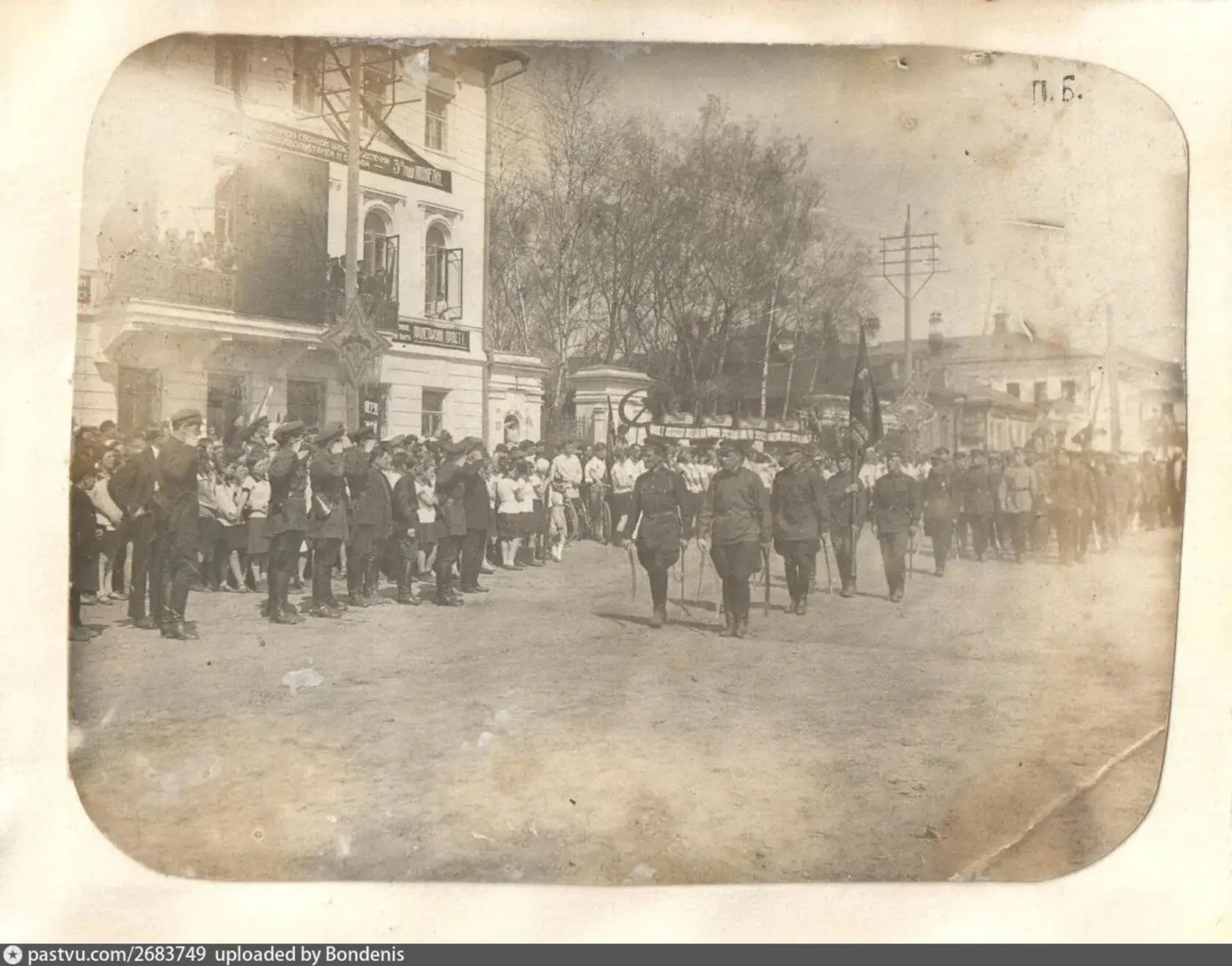 Первомайская демонстрация на площади Свердлова (Ленина), 1 мая 1931 года.