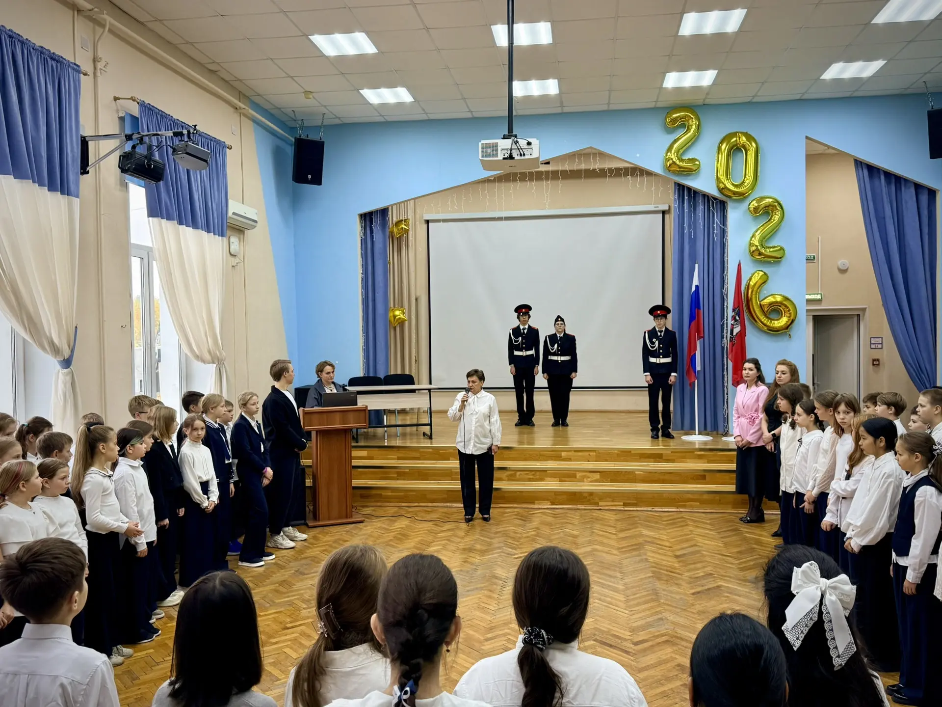 🇷🇺 Новую учебную неделю в школе традиционно открываем с церемонии поднятия Государств...