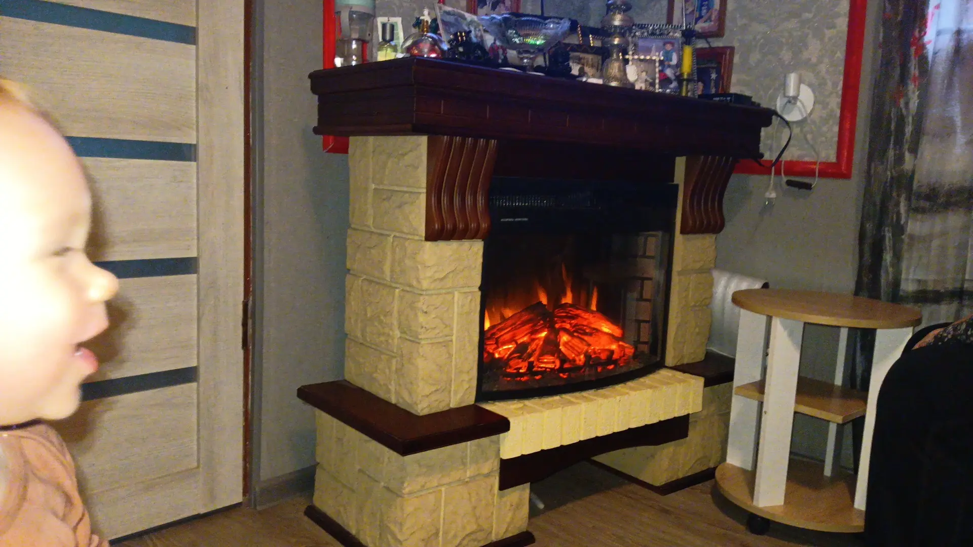 Камин электрический, встроенный тепловентилятор, красивая живая подсветка.