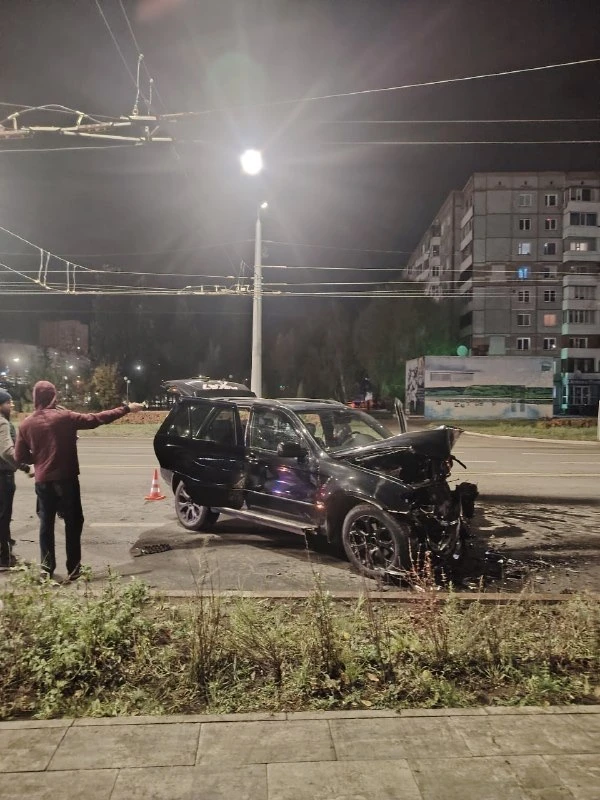 В Омске пьяный мужчина угнал открытый BMW X5 с ключом в замке зажигания, пока его владе...