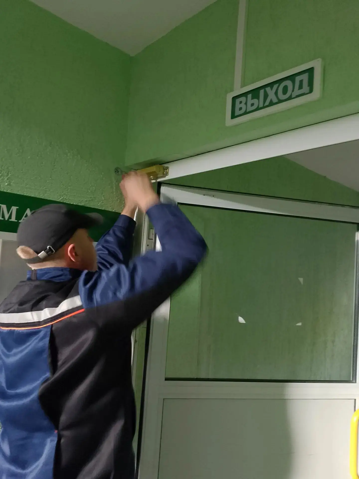 🔧 Выполненные работы: замена доводчика на входной двери