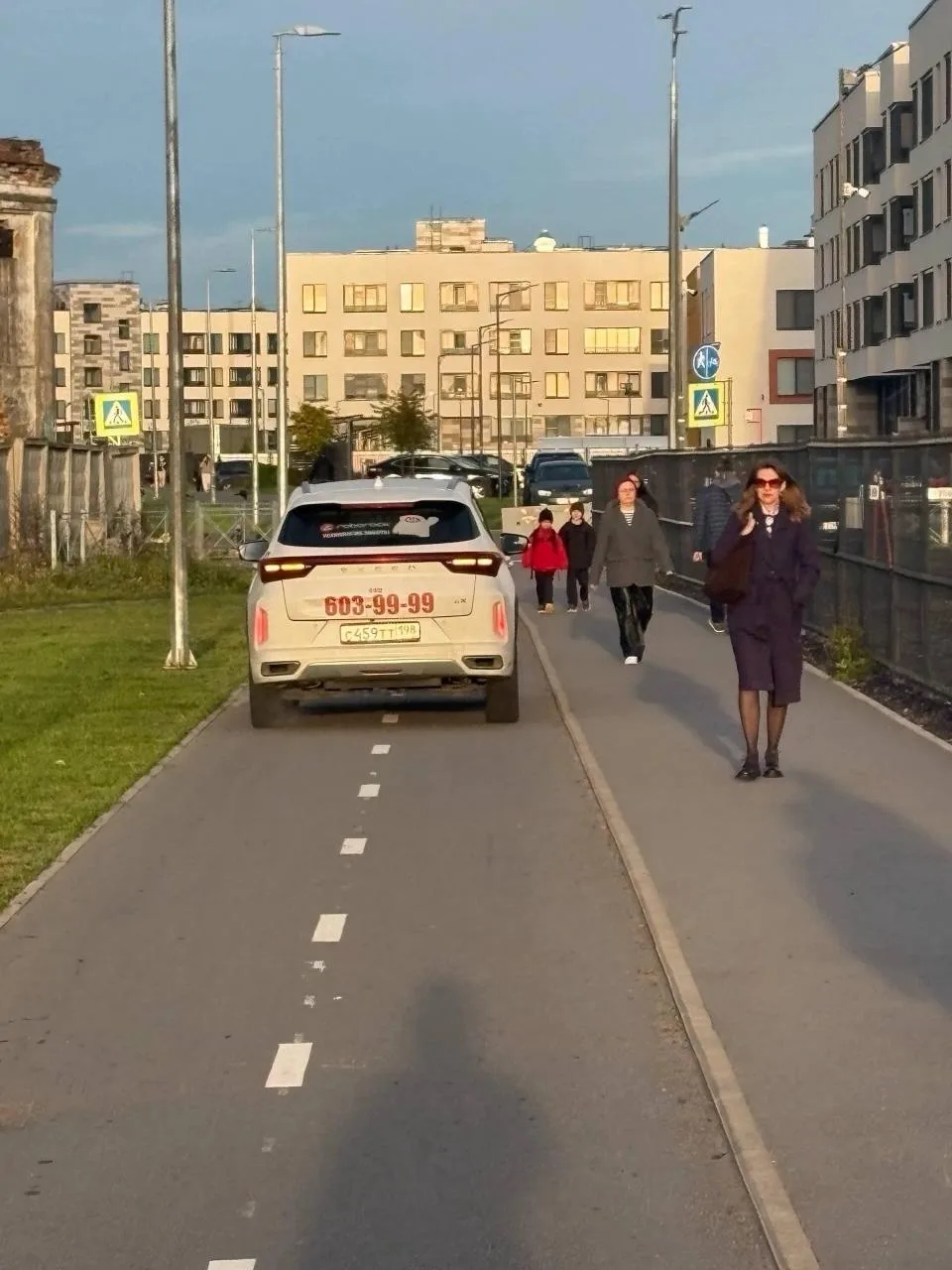 👀 На недоделанном перекрёстке Куликова и Кравченко некоторые водители нашли способ объ...