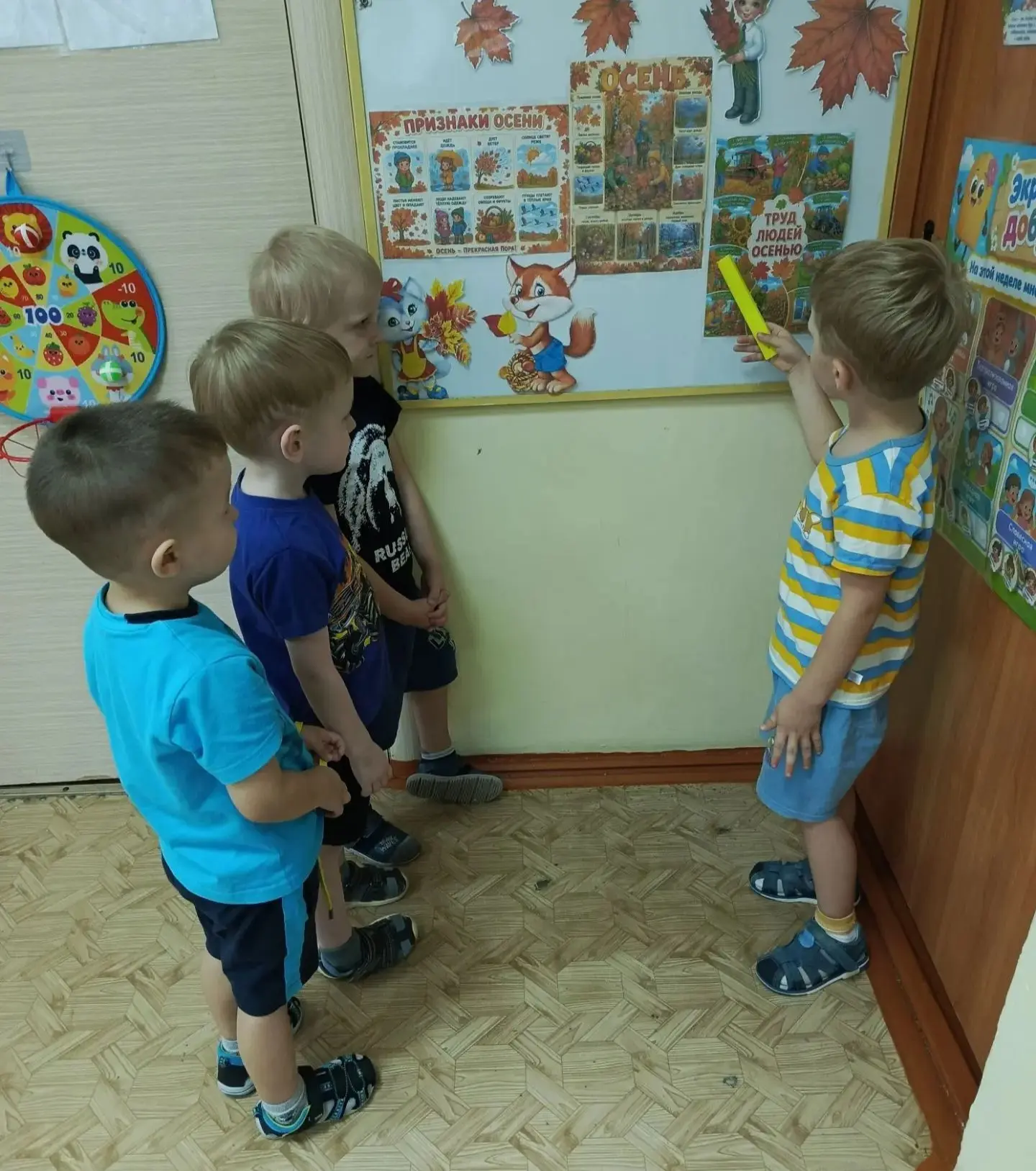 В рамках тематической недели «Осенние признаки» с воспитанниками средней группы провели...