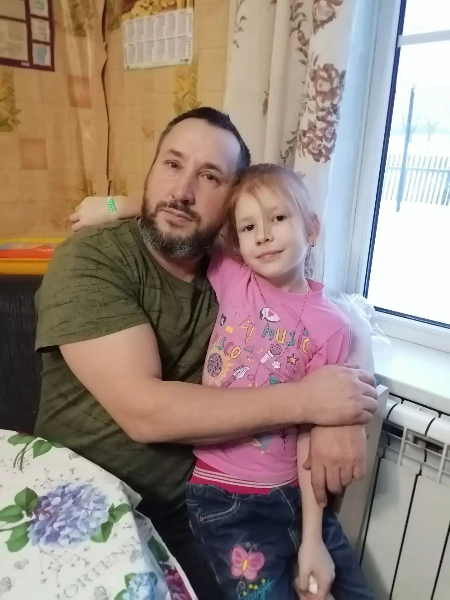 📌В преддверии Дня отца  ученица 4 «А» класса нашей школы Пахомова Виктория принимает у...