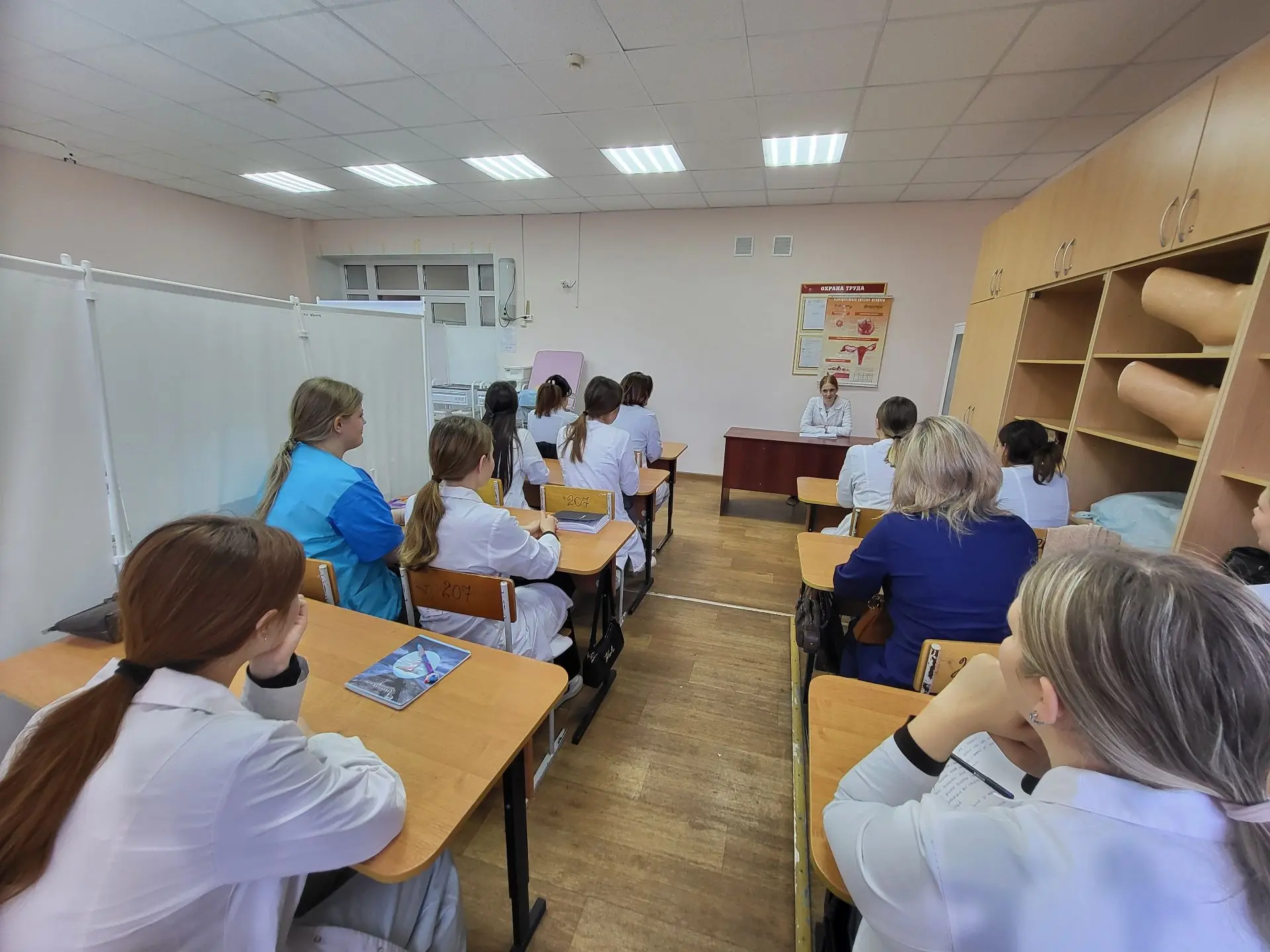 👩‍🎓 Обучающиеся групп 2090123 и 2090124 по специальности «Акушерское дело» вместе с п...