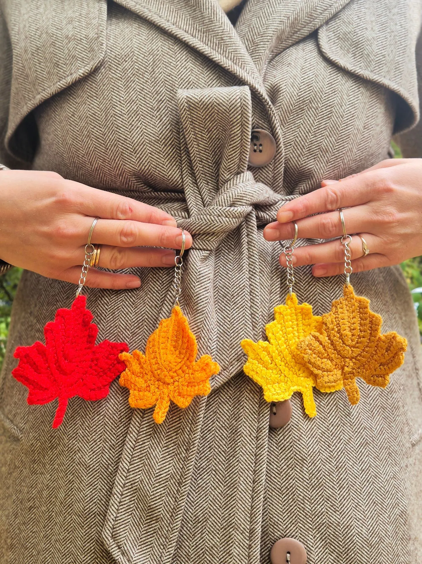 🍁 Вязаные брелоки в форме кленовых листьев — милый аксессуар для ключей или сумок!