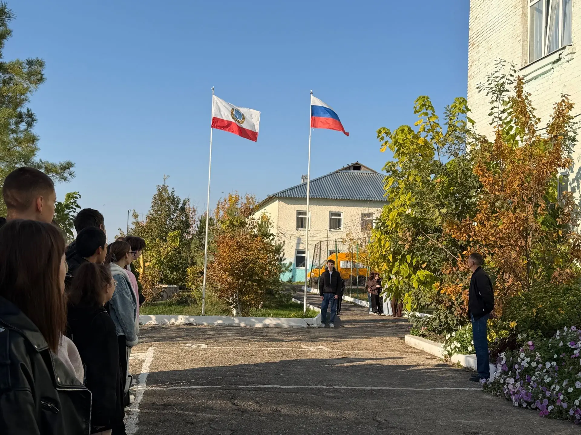 🇷🇺 Новая учебная неделя в нашем лицее началась с торжественной линейки!