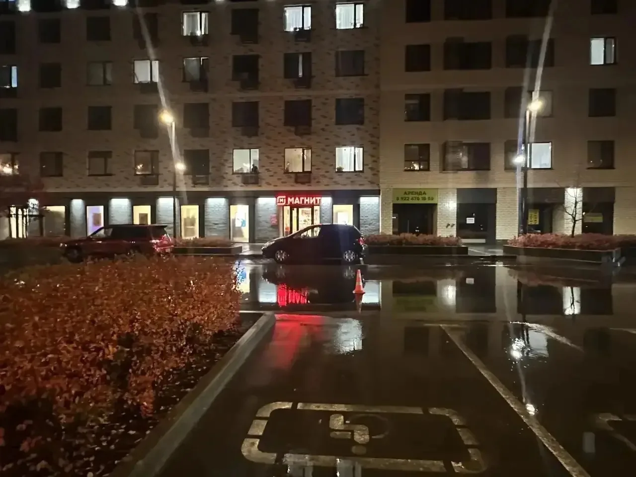 В Тюмени ищут водителя, который вечером сбил 11-летнего мальчика во дворе дома на Интер...