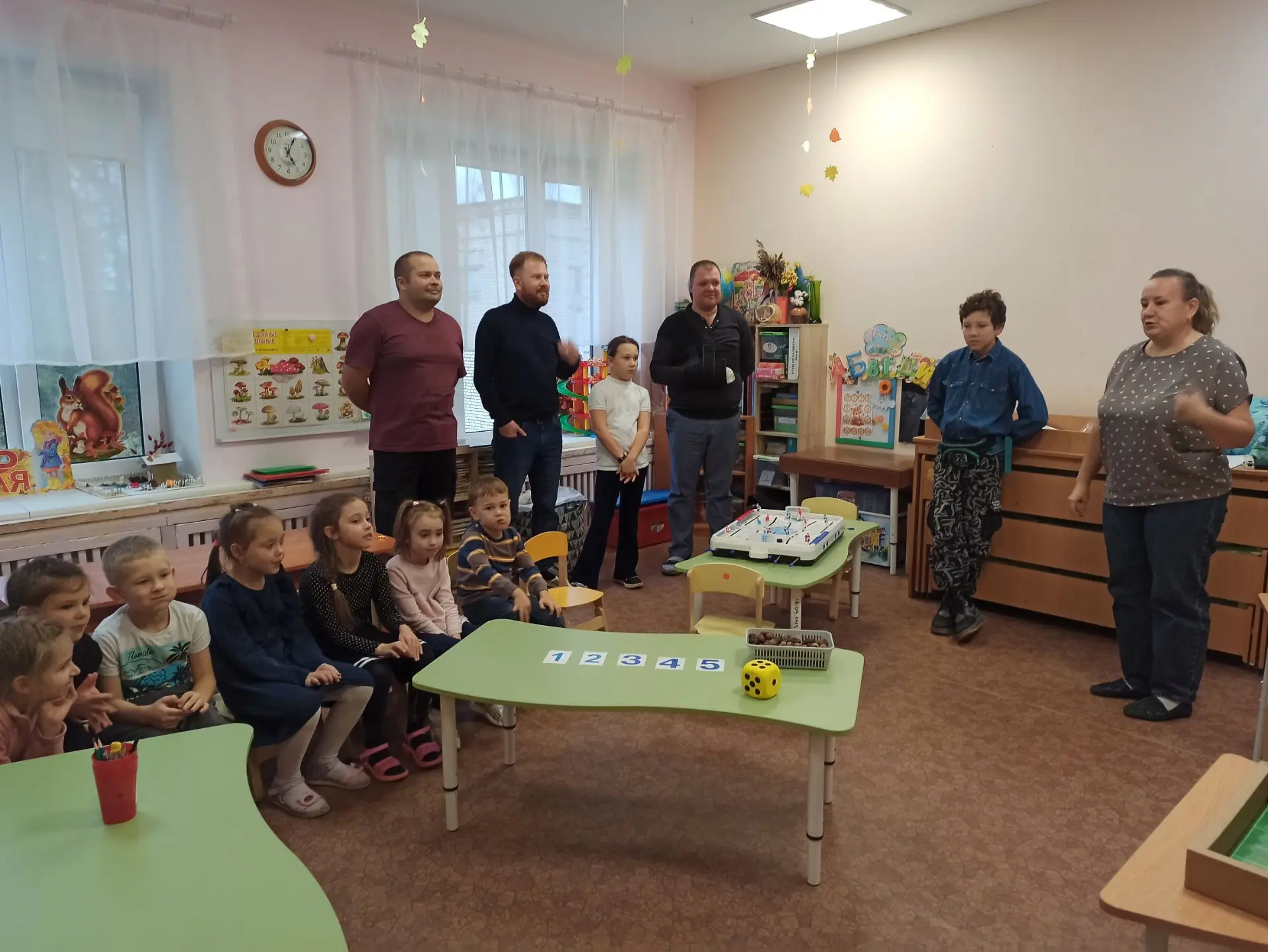 ✨Сегодня в логопедической группе "Пчëлки" прошёл досуг к Дню папы.