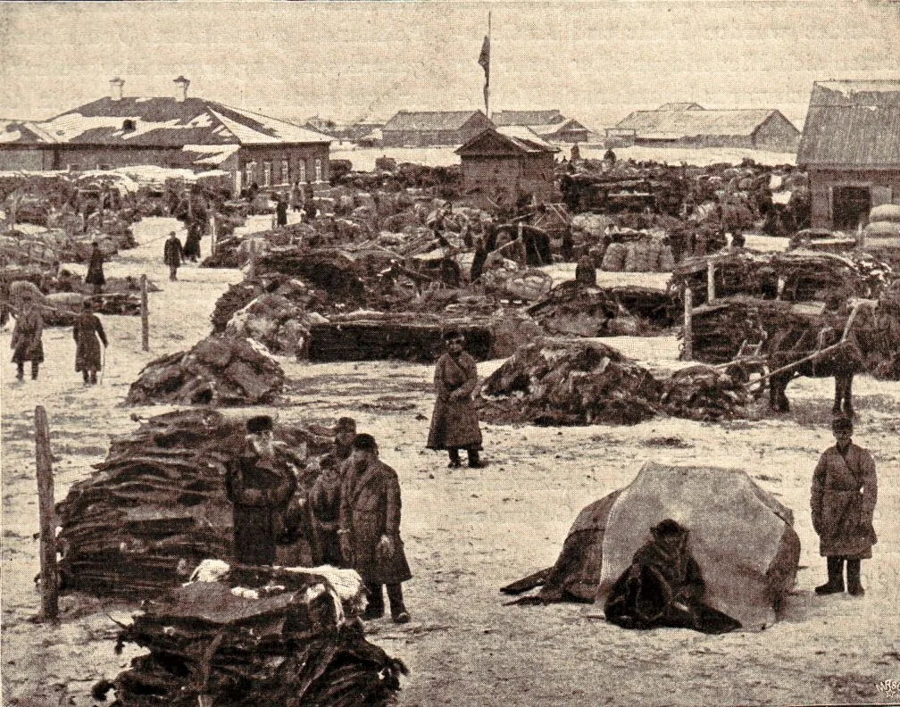 Пушной рынок Ирбитской ярмарки. Фотография опубликована в 1903 году. Автор неизвестен. ...