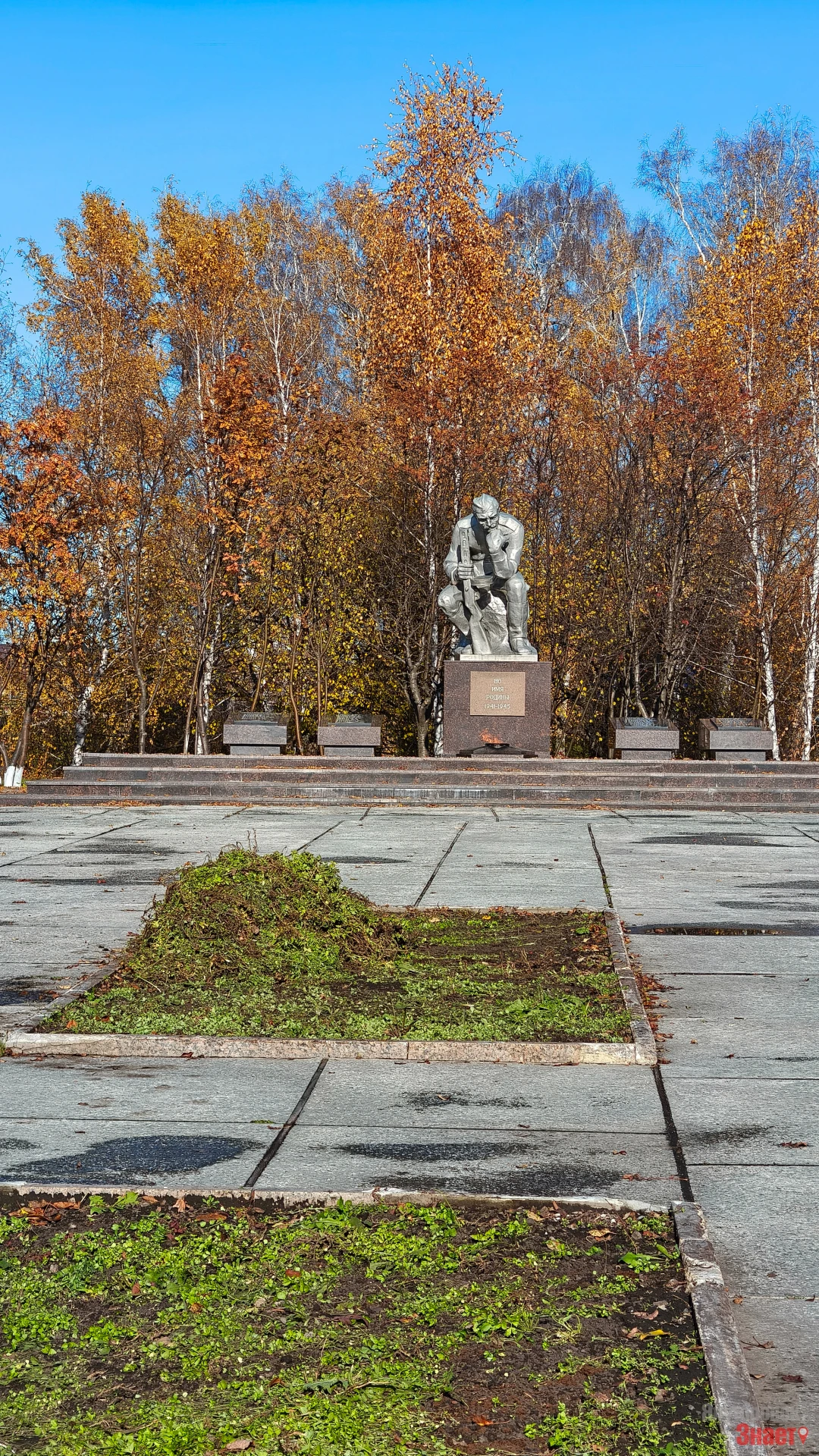 Город готовится к зиме. Цветочный сезон завершен.